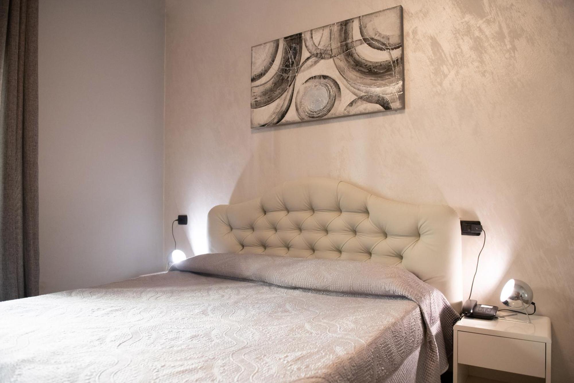 Alessi Appartamenti Desenzano del Garda Exterior foto